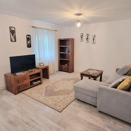 Spacious Two Bedroom Apartment With One Parking Space Тейм Екстериор снимка