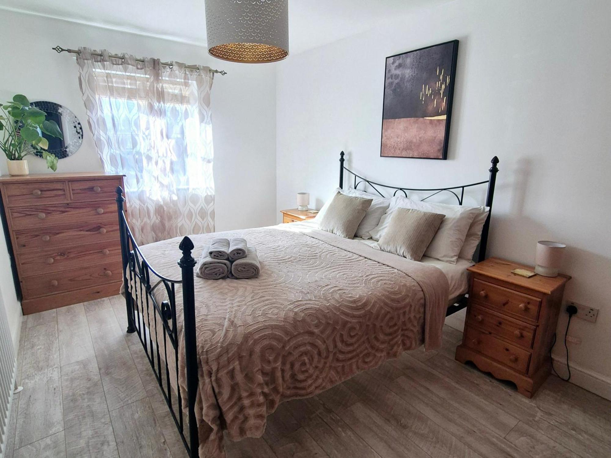 Spacious Two Bedroom Apartment With One Parking Space Тейм Екстериор снимка