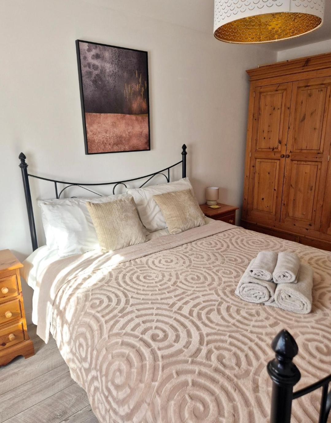 Spacious Two Bedroom Apartment With One Parking Space Тейм Екстериор снимка